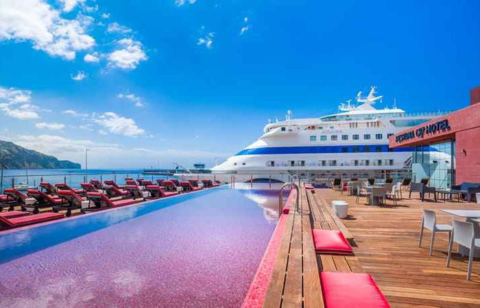 Hotel conta com piscina na cobertura, bartenders à disposição e uma vista privilegiada para a cidade. Foto: Pestana CR7/Funchal/Divulgação/ Hotel conta com piscina na cobertura, bartenders à disposição e uma vista privilegiada para a cidade. Foto: Pestana CR7/Funchal/Divulgação/