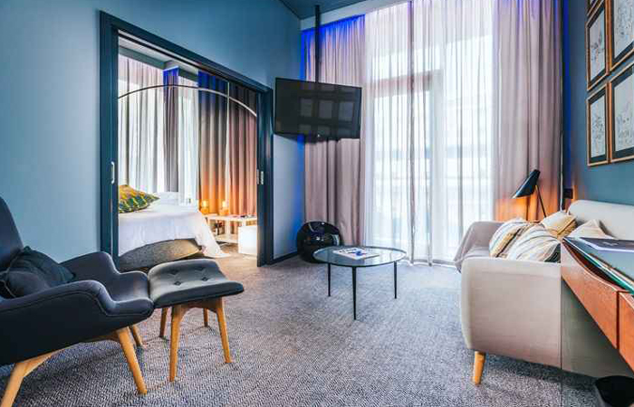 Os 49 quartos do hotel têm Apple TV (televisor inteligente de 49 polegadas), ligação de áudio via Bluetooth e cabo HDMI à televisão. Foto: Pestana CR7/Funchal/Divulgação