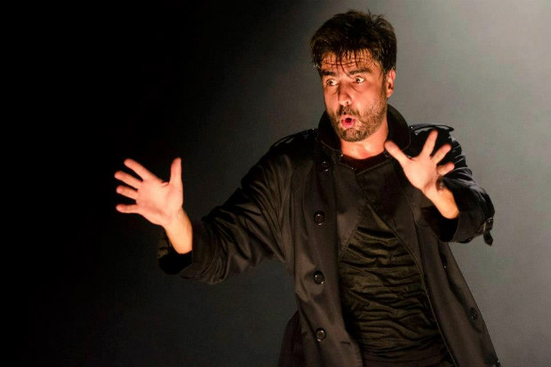 O ator Gustavo Rodrigues faz todos os personagens de Billdog. Cr&eacute;dito: Fernanda Saben&ccedil;a/Divulga&ccedil;&atilde;o/