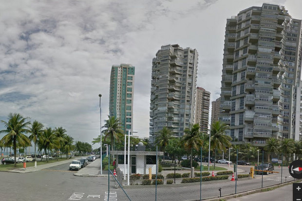 Fernando Baiano cumpre pena numa cobertura, em frente à Praia da Barra da Tijuca, num dos metros quadrados mais caros do Rio de Janeiro. O prédio dele é o primeiro, à direita. Crédito: reprodução do Google.