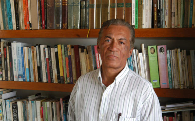 "Não é nenhuma competência o que me traz aqui, mas certamente a paixão, o devotamento à literatura", acredita. Foto: Júlio Jacobina/DP/