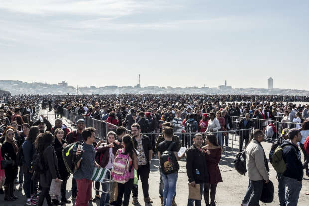 Candidatos ao X-Factor ficaram esperando chance diante dos jurados por horas ao redor da Arena Corinthians. Foto: Reprodução/Internet