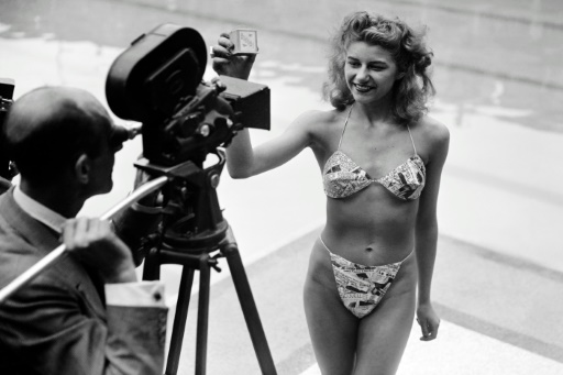 Em 1946, candidata a banhista mais bonita posa em uma piscina de Paris exibindo um biquíni criado por Louis Réard. Foto: AFP/Arquivos/ Em 1946, candidata a banhista mais bonita posa em uma piscina de Paris exibindo um biquíni criado por Louis Réard. Foto: AFP/Arquivos/