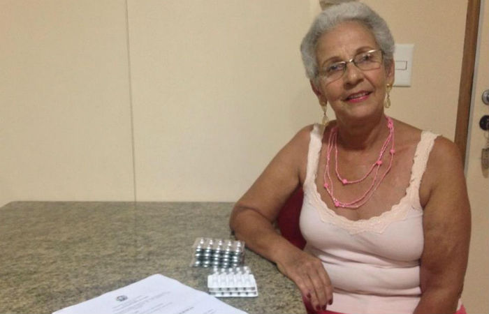 Aposentada Sandra Arcoverde, de 63 anos, pegou os medicamentos esta manhã na Farmácia de Pernambuco. Foto: Cortesia