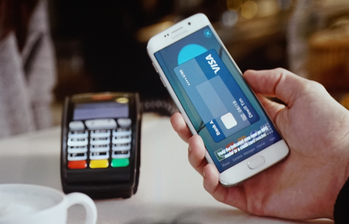 Para fazer um pagamento com o Samsung Pay, o consumidor deve selecionar o cartão em um smartphone compatível da Samsung. Foto: Samsung/Divulgação/ Para fazer um pagamento com o Samsung Pay, o consumidor deve selecionar o cartão em um smartphone compatível da Samsung. Foto: Samsung/Divulgação/