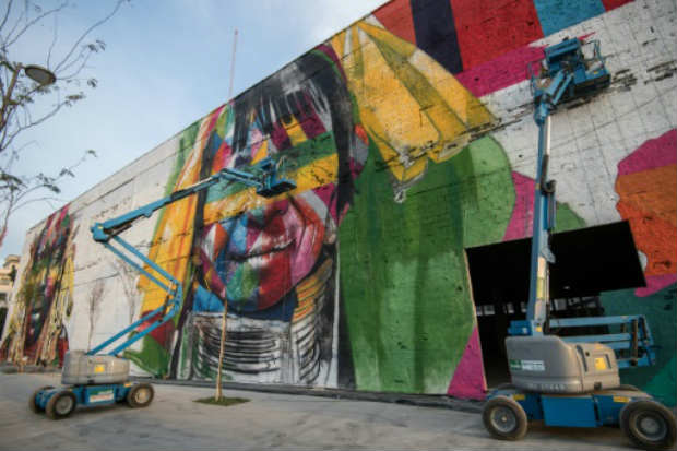 Kobra e sua equipe pintam o muro com acrílico, verniz e sprays. Foto: AFP CHRISTOPHE SIMON/ Kobra e sua equipe pintam o muro com acrílico, verniz e sprays. Foto: AFP CHRISTOPHE SIMON/