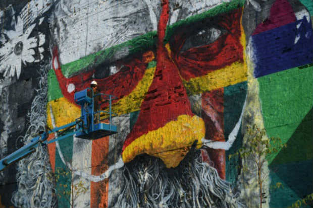 Mural terá os cinco continentes representados por cinco grandes rostos e a figura dos anéis olímpicos. Foto: AFP CHRISTOPHE SIMON