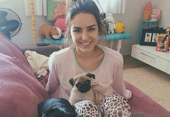 "Queria deixar aqui meu agradecimento a Potyrinha que me ensinou mais ainda o que é amor incondicional. A saudade tá foda", disse Kéfera. Foto: Reprodução/YouTube