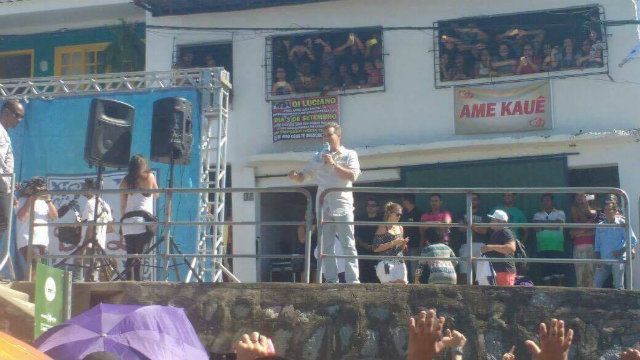 Apresentador grava quadro no UR 10, no Ibura. Foto: Mike Torres/DP