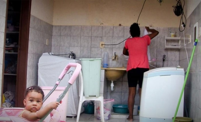 Cena do documentário "Doméstica" (2013), que aborda a questão da cultura do trabalho doméstico no Brasil. O filme pode ser visto no vídeo ao fim desta matéria. Foto: Doméstica/ Divulgação/