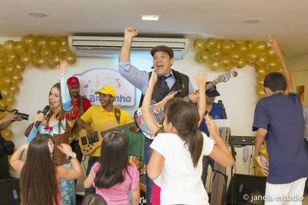 Tio Bruninho tem como marca registrada a mistura da interatividade musical e histórias infantis. Reprodução/Facebook/ Tio Bruninho tem como marca registrada a mistura da interatividade musical e histórias infantis. Reprodução/Facebook/