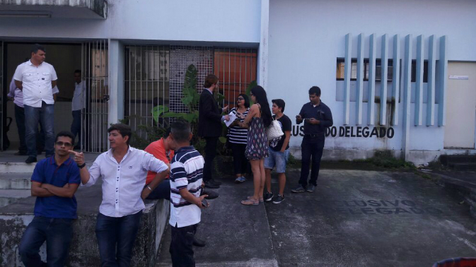 Motoristas do Uber se concentram na porta da delegacia. Foto: WhatsApp/Cortesia/