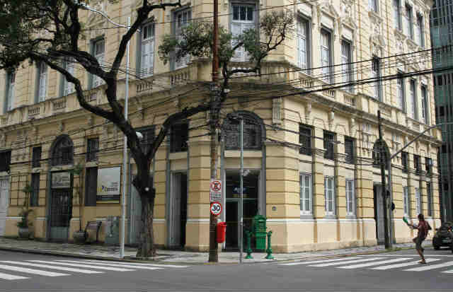 Os reparos, segundo a direção do Centro Cultural dos Correios, devem ser feitos na fachada, no sistema de ar-condicionado e no auditório. Foto: Julio Jacobina/DP