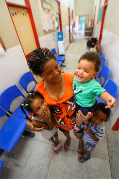 Camila da Silva frequenta a USF Chico Mendes há seis anos e diz que muita coisa mudou desde a chegada do cubano. Foto: Rafael Martins/ Esp DP