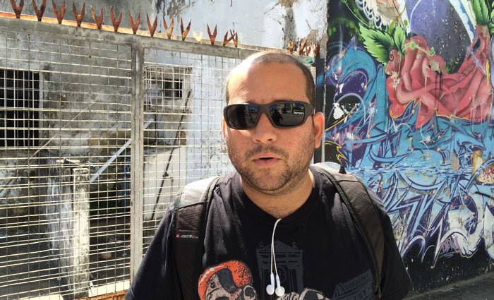 O estudante de administração Cláudio Rafael aprovou a parada na calçada. Foto: Henrique Souza/Esp. DP