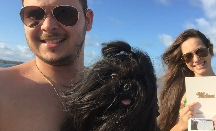 O casal Victor Hugo e Joyce - na foto com o cachorrinho Nescau - destaca o/