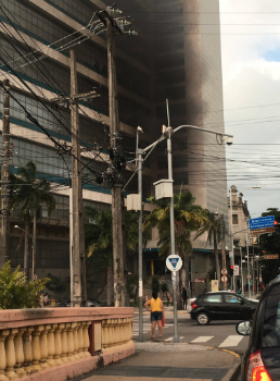 Duas viaturas dos bombeiros estão no local. Foto: Pedro Avelino/Twitter/Reprodução/