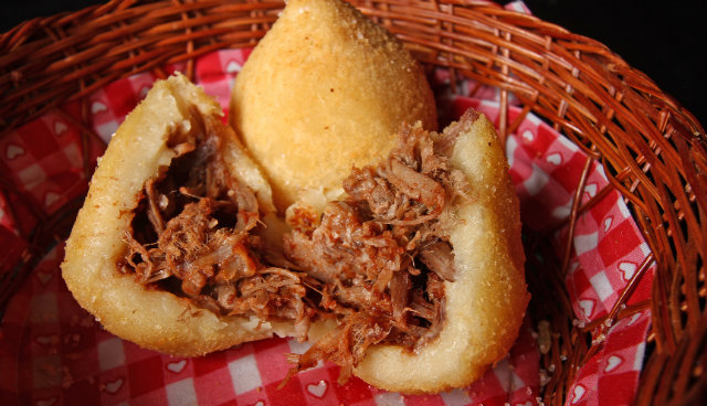 Coxinha com recheio de Cupim com Barbecue do foodtruck Dona Til. Foto: Roberto Ramos/DP/ Coxinha com recheio de Cupim com Barbecue do foodtruck Dona Til. Foto: Roberto Ramos/DP/