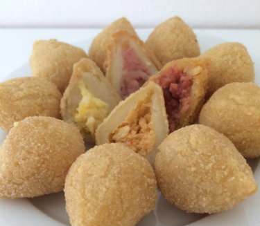 Empresárias Olga Ferraz, 23, e Rhaissa Coutinho, 24, inauguraram a loja Coxinhas du Chef, na Jaqueira. No cardápio, mini-coxinhas (12g) de frango, queijo, presunto e queijo, milho, hot dog e calabresa. Foto: Arquivo Pessoal/Reprodução