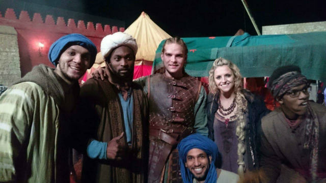 Hugo di Leon, de 34 anos, agachado na foto, com a equipe da s&eacute;rie Vikings. Foto: Acervo pessoal/Divulga&ccedil;&atilde;o/