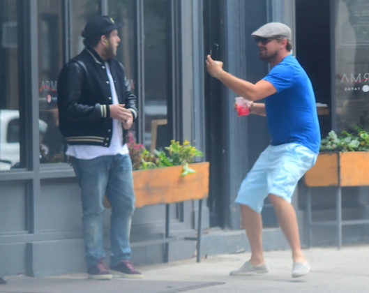 DiCaprio assusta colega de elenco nas ruas de Nova York. Foto: Reprodu&ccedil;&atilde;o/YouTube/