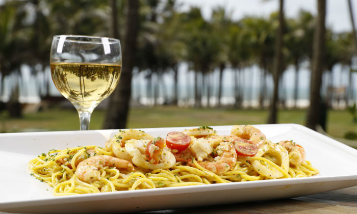 Restaurante na beira da praia para quem tem vontade de comer com os pés da areia. Foto: Divulgação