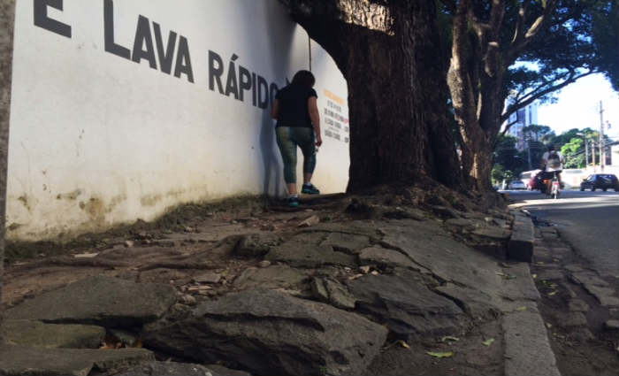 Na rua do Espinheiro, os pedestres enfrentam obstáculos ao caminhar nas calçadas. Foto: Ketheryne Mariz/Esp DP.