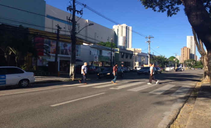 Para surpresa de muitos há uma faixa de pedestre no Recife que os pedestres têm prioridade. Foto: Ketheryne Mariz/Esp DP./ Para surpresa de muitos há uma faixa de pedestre no Recife que os pedestres têm prioridade. Foto: Ketheryne Mariz/Esp DP./