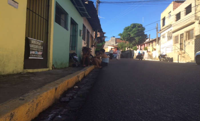 A adolescente Edriane Cristine garante que está acostumada a sentar na rua. Foto: Ketheryne Mariz/Esp DP.