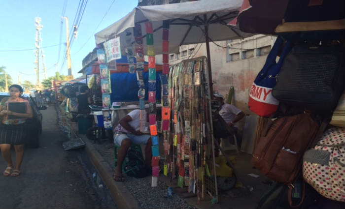 No centro, os ambulantes ainda são bastante culpabilizados pelos espaços que ocupam. Foto: Ketheryne Mariz/Esp DP.