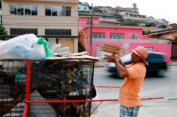 Jehovah Claudino diz que consegue melhorar em até 10% seu faturamento mensal com os livros que retira da Amape. Foto: Anderson Freire/Esp.Dp/