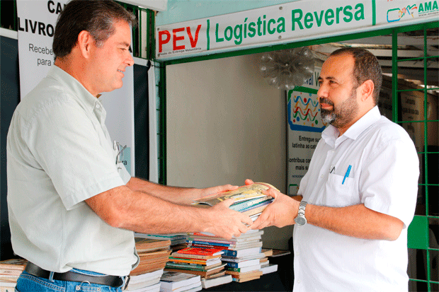 Diretor-executivo da ONG, Sérgio Nascimento recebe os livros doados pelo representante comercial Antonio Custodio. Foto: Anderson Freire/Esp.Dp 