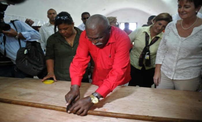 Um charuto de 90m produzido pelo cubano José Castelar Cairo, "Cueto", é visto em Havana, no dia 12 de agosto de 2016. Foto: Yamil Lage/AFP/