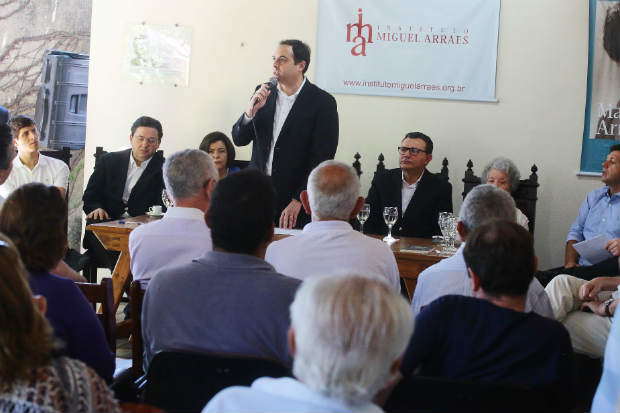 "Arraes e Eduardo n&atilde;o passaram por este mundo em v&atilde;o", disse o governador Paulo C&acirc;mara (PSB), enfatizando que os ex-governadores n&atilde;o devem ser esquecidos. Foto: Roberto Pereira/PSB-PE/