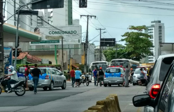 Dupla que seguia de moto assassinou a tiros motociclista parado no sem&aacute;foro vermelho.Foto: Ada&iacute;ra Sene/ DP/