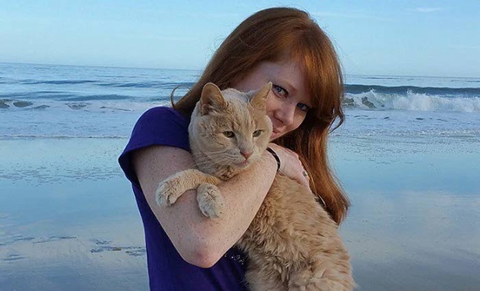 Tigger e Adriene em uma de suas aventuras na praia. Foto/Tigger%u2019s Story- The 21 yr. Old Cat & His Bucket List/Reprodução/ Tigger e Adriene em uma de suas aventuras na praia. Foto/Tigger%u2019s Story- The 21 yr. Old Cat & His Bucket List/Reprodução/