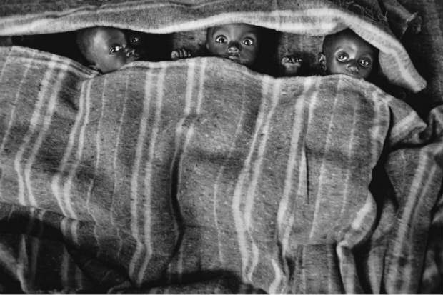 Orfanato anexo ao hospital do campo 1 de Kibumba, Goma, Zaire, 1994. Crédito: Sebastião Salgado/Divulgação