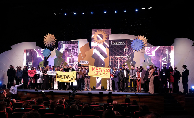 Artistas fizeram protesto político no palco. Foto: Edison Vara/ Pressphoto/ Artistas fizeram protesto político no palco. Foto: Edison Vara/ Pressphoto/