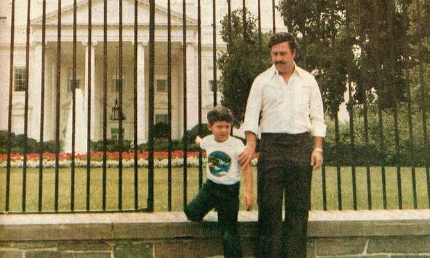 Sebastian Marroquin e Pablo Escobar em frente à Casa Branca, em 1981. Foto: reprodução da internet/divulgação/