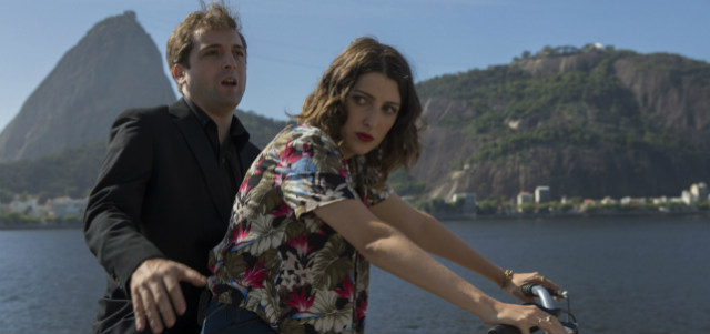 Gregorio Duvivier e Clarice Falcão estão no filme "Desculpe o transtorno", que estreia nesta semana. Foto: Buena Vista/Divulgação