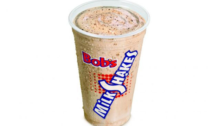 O cardápio do Bob's continuará a ter a receita de milk-shake que usa o achocolatado Ovomaltine, que agora aparece no menu com o sabor "crocante". Foto: Divulgação/