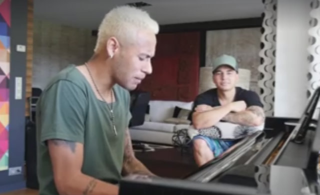 Neymar junto ao piano cantando sua primeira música da carreira musical. Foto: Youtube/Reprodução./ Neymar junto ao piano cantando sua primeira música da carreira musical. Foto: Youtube/Reprodução./