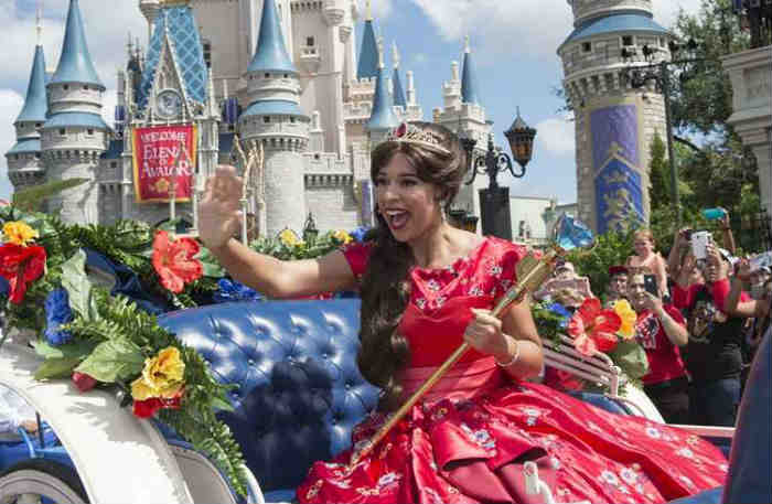 Elena de Avalor, única inspirada na cultura latina, desfilou de carruagem pelo parque, para alegria da garotada. Foto: David Roark/Disney/Divulgação/ Elena de Avalor, única inspirada na cultura latina, desfilou de carruagem pelo parque, para alegria da garotada. Foto: David Roark/Disney/Divulgação/