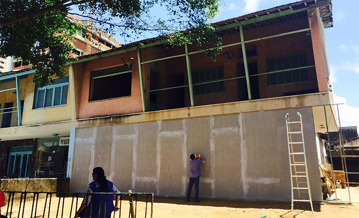 Em uma das casas foi construída uma parede que altera a fachada do imóvel. Foto: Reprodução/ Site/ Antes que Suma