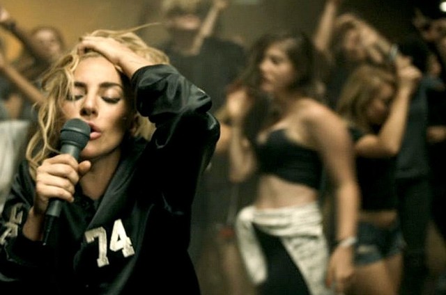 Clipe foi dirigido por Andrea Gelardin e Ruth Hogben e teve produ&ccedil;&atilde;o de Keeley Gould.Foto: YouTube/Divulga&ccedil;&atilde;o/