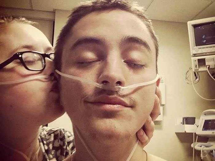 Dalton e Katie Prager durante tratamento em hospital nos Estados Unidos. Foto: Facebook/Reprodução// Dalton e Katie Prager durante tratamento em hospital nos Estados Unidos. Foto: Facebook/Reprodução//