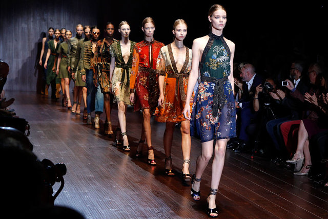 Grandes marcas de moda, entre elas Gucci, Blugirl e Alberta Ferretti, participam do evento para apresentar as novidades. Foto:ffw/Reprodução.
