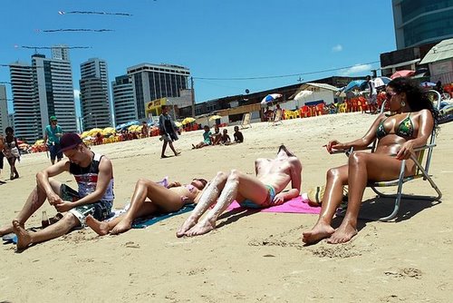 Personagens de Amor, Plástico e Barulho na praia de Brasília Teimosa. foto: Aroma Filmes/ Divulgação