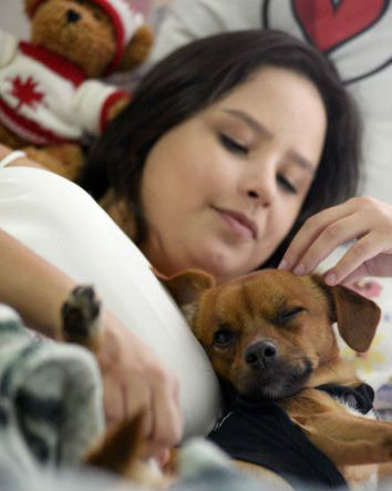 Thalita Ribeiro com seu cãozinho Pitoco. Foto: Carlos Vieira/CB/D.A. Press
