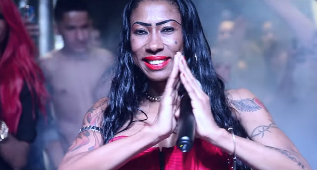 Inês Brasil no clipe da música Undererê. Foto: Reprodução/YouTube/